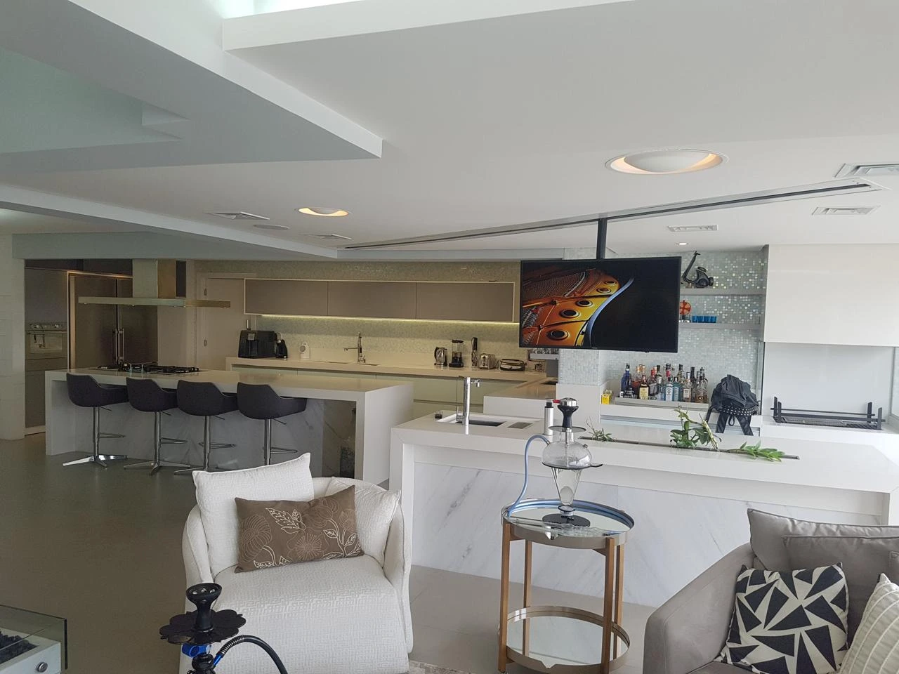 Cozinha com áudio e vídeo integrados