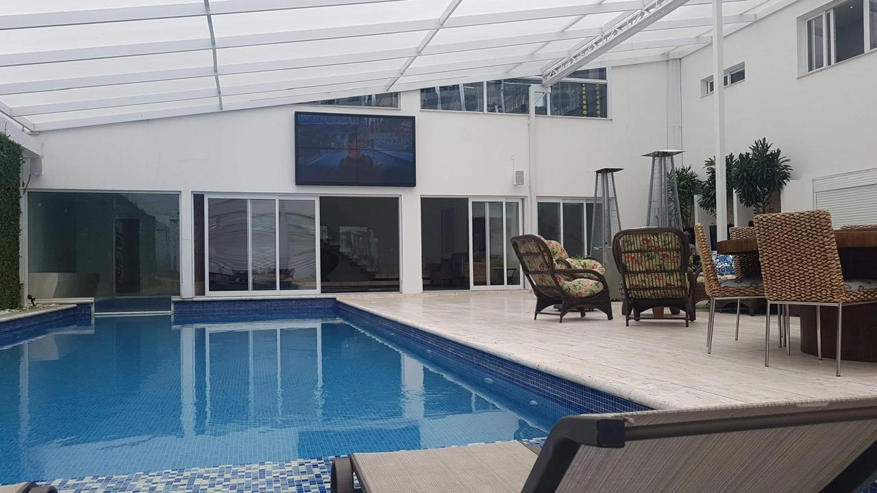 Piscina com áudio e vídeo integrados